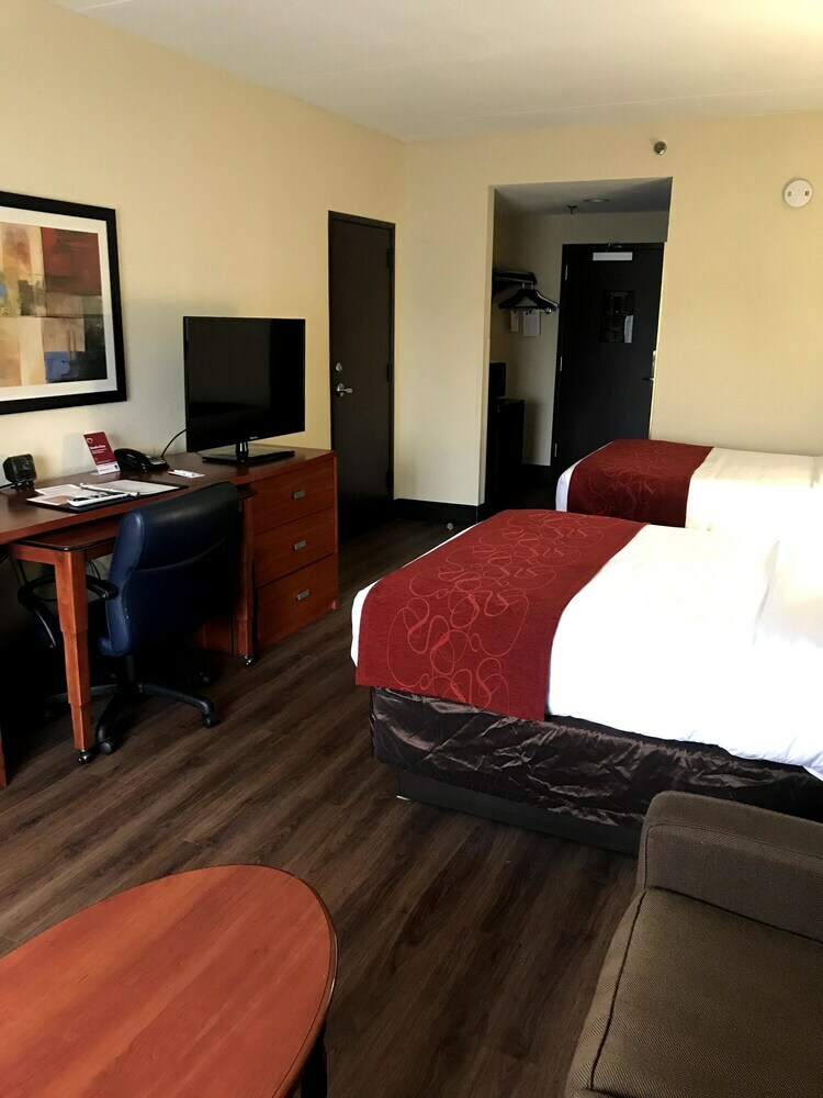Hotel Comfort Suites Outlet Center
