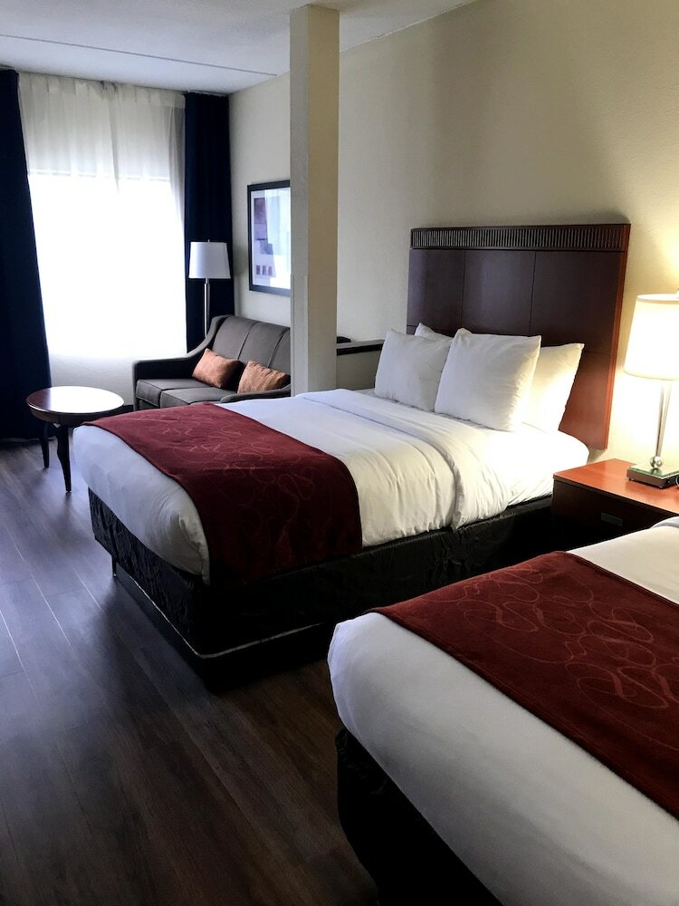 Hotel Comfort Suites Outlet Center