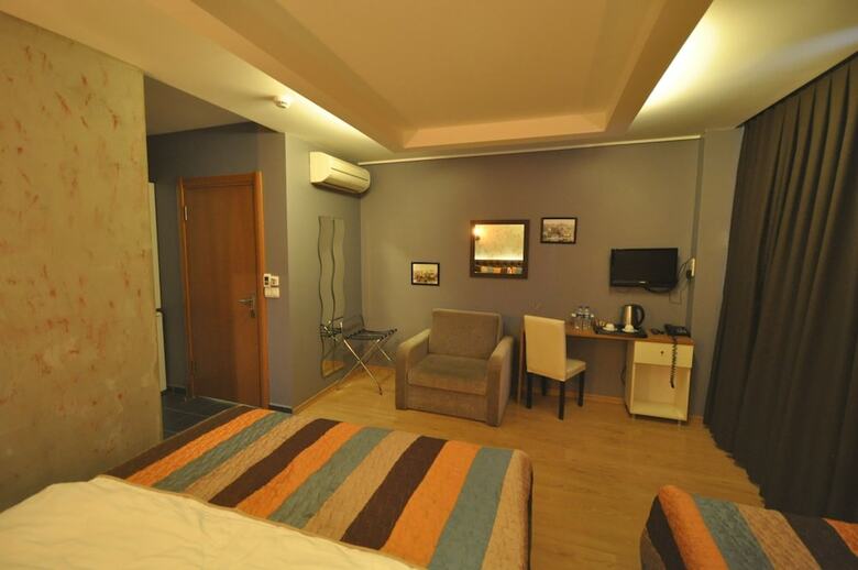 Retropera Hotel