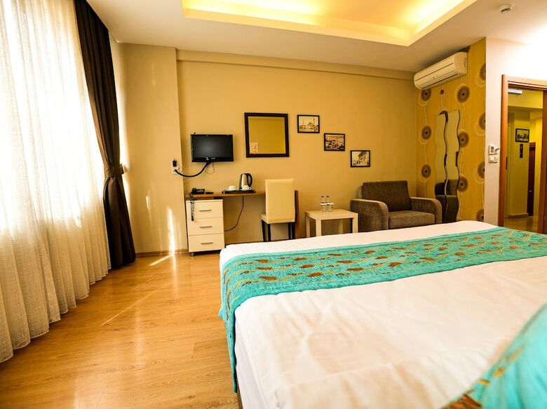Retropera Hotel