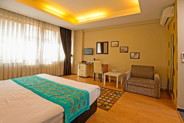 Retropera Hotel