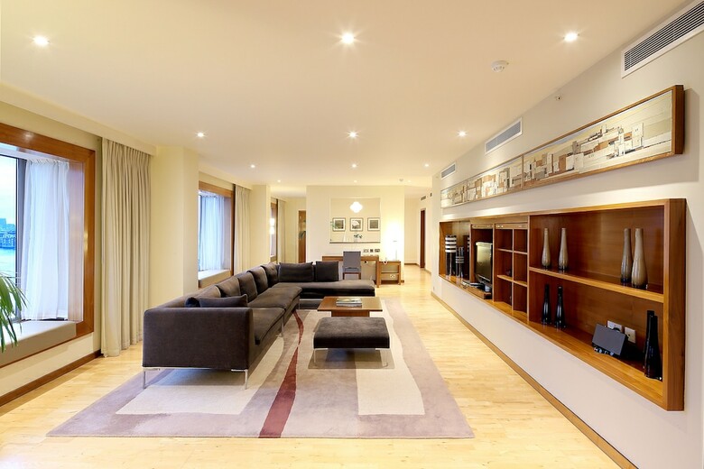 Canary Riverside Plaza Hotel