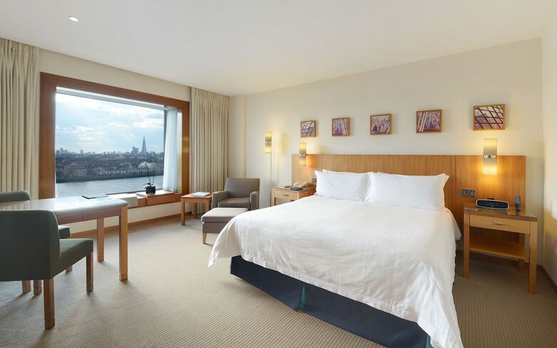 Canary Riverside Plaza Hotel
