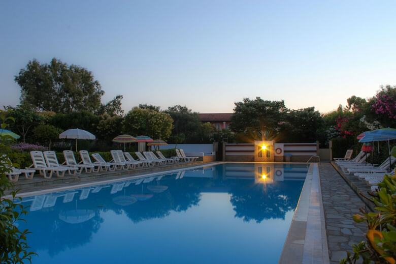 Nireas Studios & Apartments