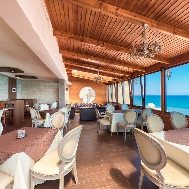 Mackenzie Beach Hotel & Apartments