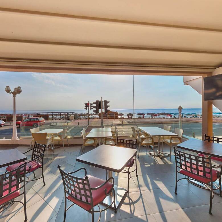 Mackenzie Beach Hotel & Apartments