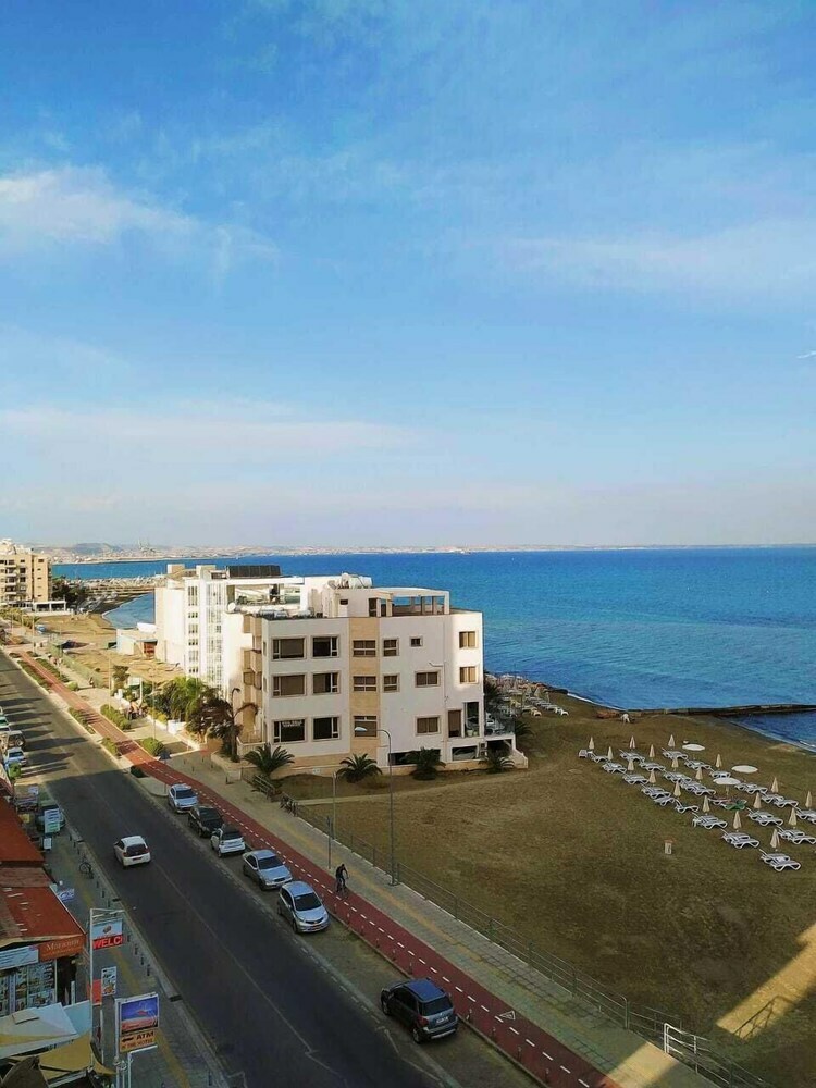 Mackenzie Beach Hotel & Apartments