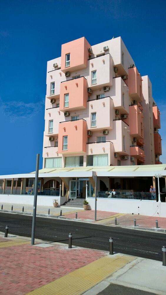 Mackenzie Beach Hotel & Apartments