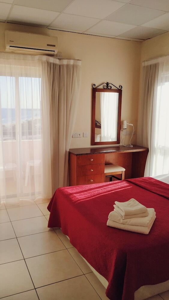 Mackenzie Beach Hotel & Apartments