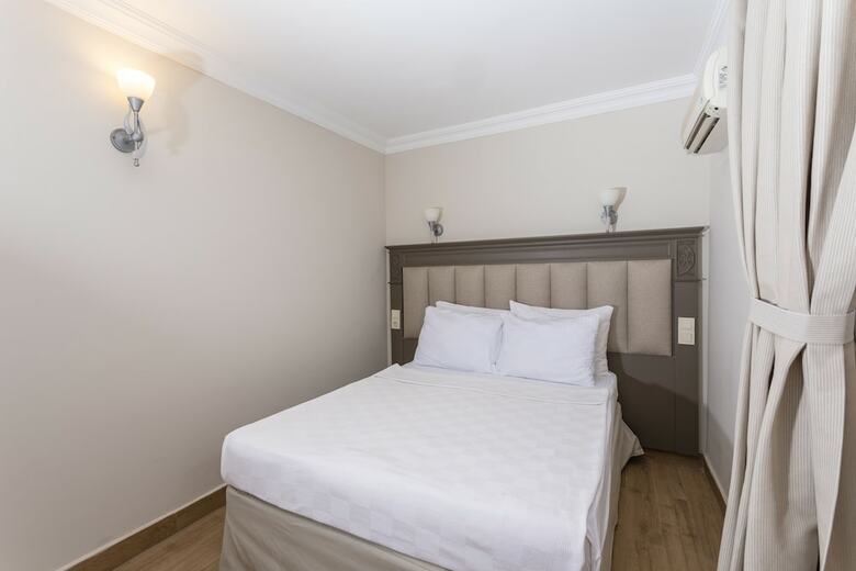 Moonshine Hotel & Suites