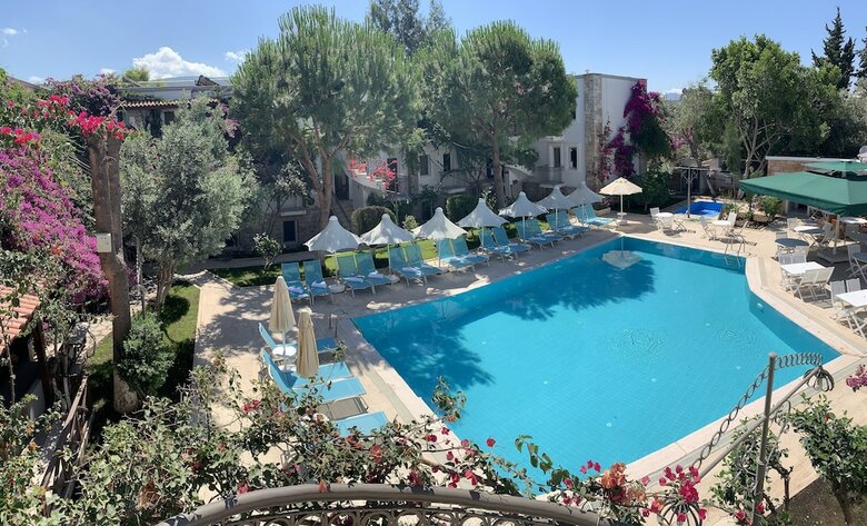 Moonshine Hotel & Suites