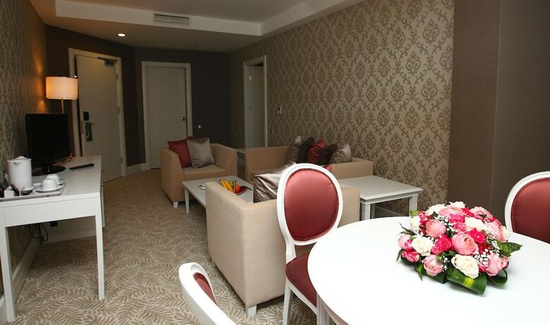 Triumph City Hotel & Residences