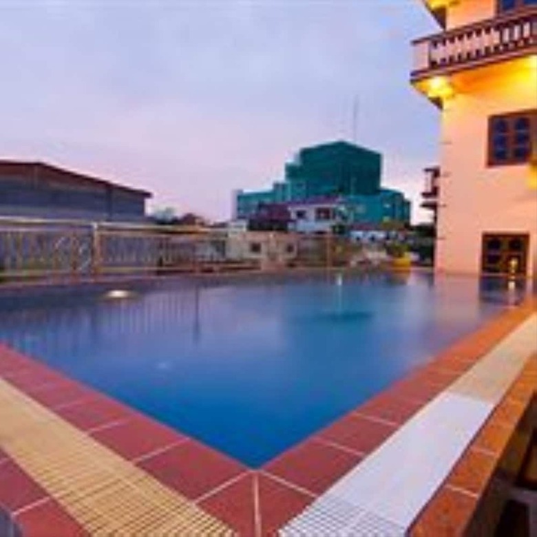 G Eleven Hotel
