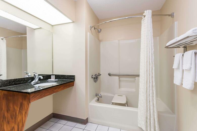 Hotel Baymont By Wyndham Waycross
