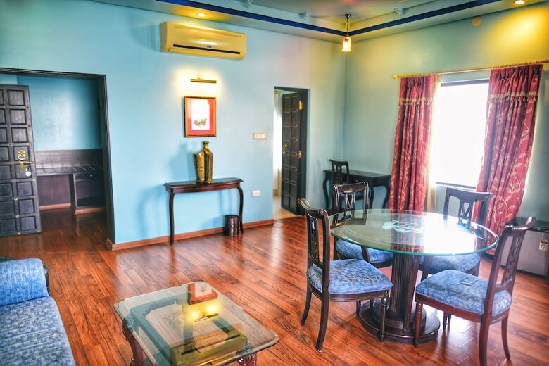 Hotel Justa Lake Nahargarh Palace