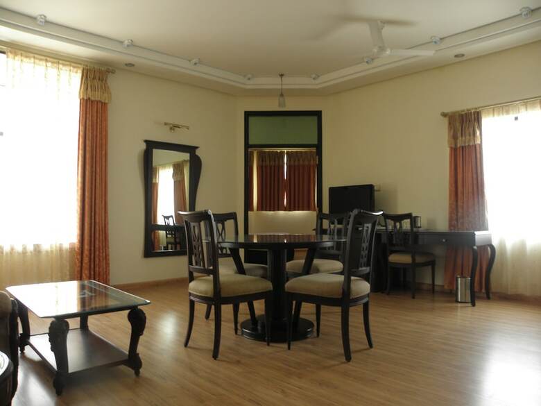 Hotel Justa Lake Nahargarh Palace