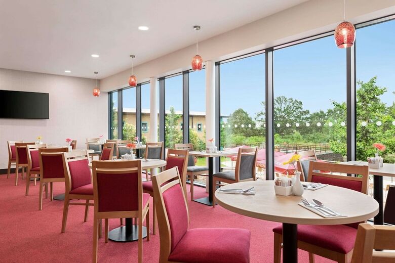 Hotel Ramada By Wyndham Cobham