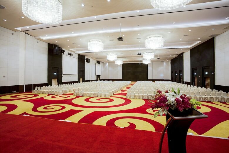 Centra Government Complex Hotel & Convention Centre