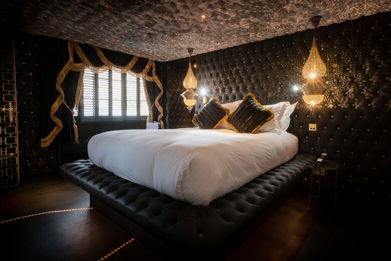 Hotel The Crazy Bear Beaconsfield