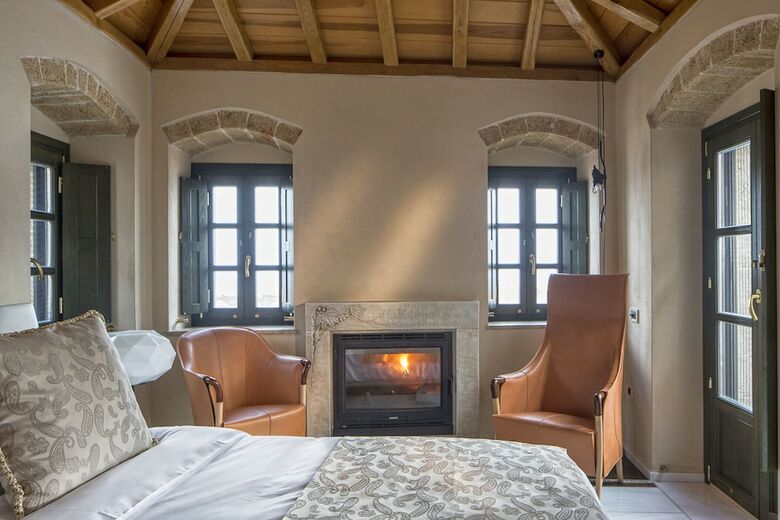 Hotel Moni Emvasis Luxury Suites