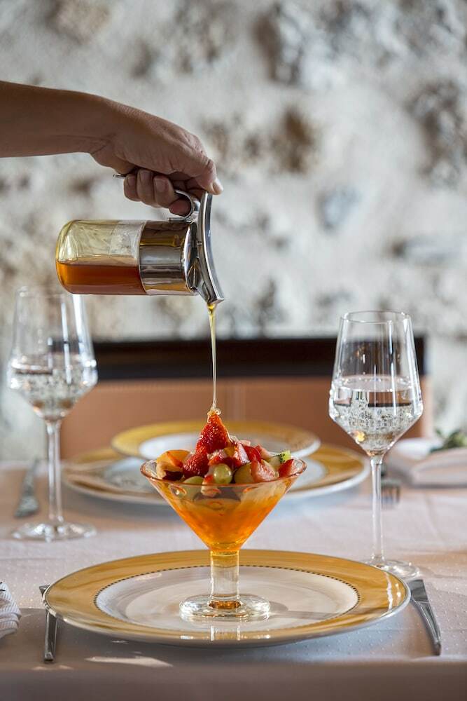 Hotel Moni Emvasis Luxury Suites