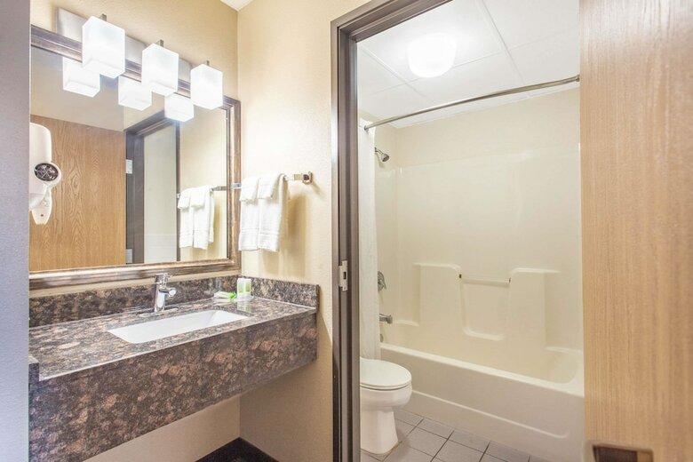 Hotel Americinn By Wyndham West Salem
