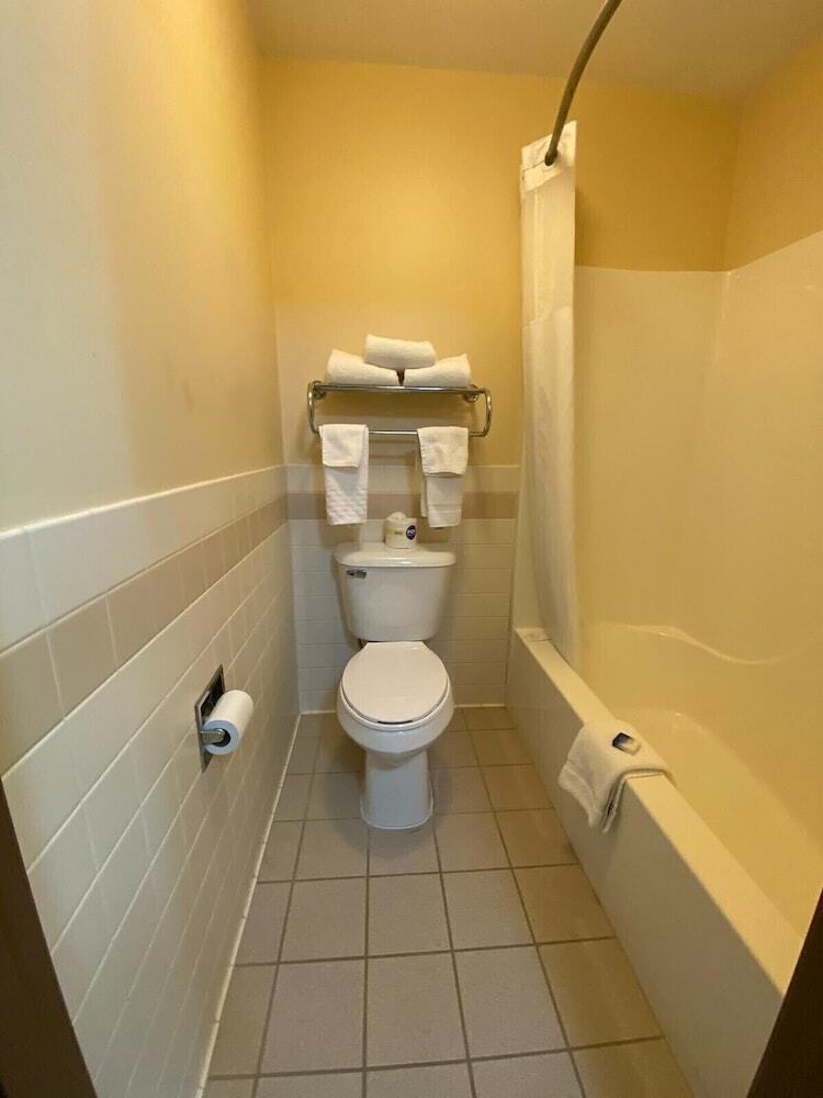 Hotel American Inn And Suites