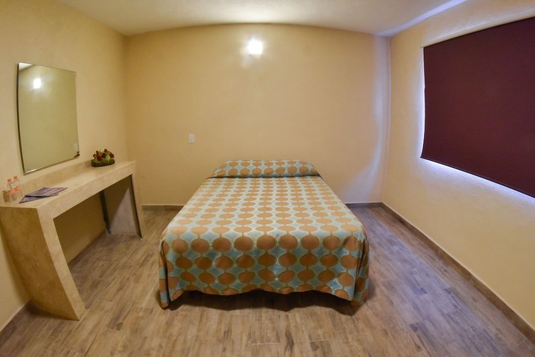 Hotel Valenciana Midway Inn