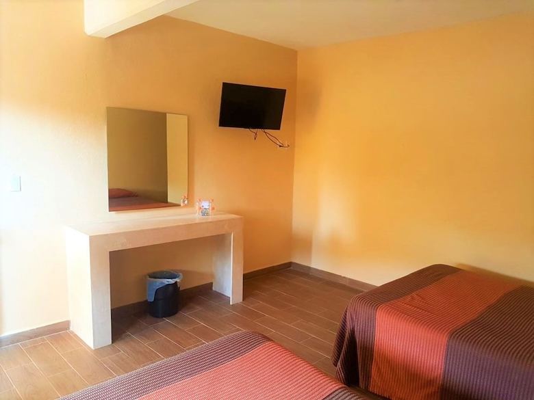 Hotel Valenciana Midway Inn