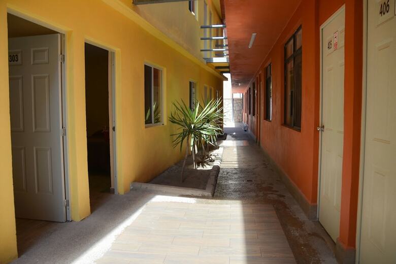 Hotel Valenciana Midway Inn