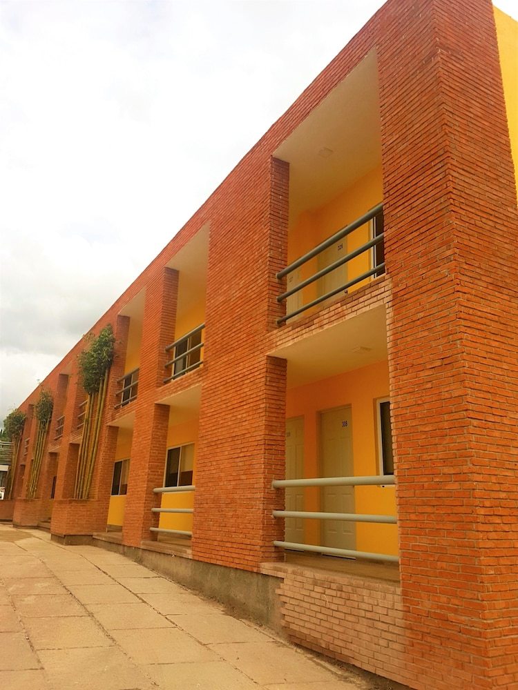 Hotel Valenciana Midway Inn