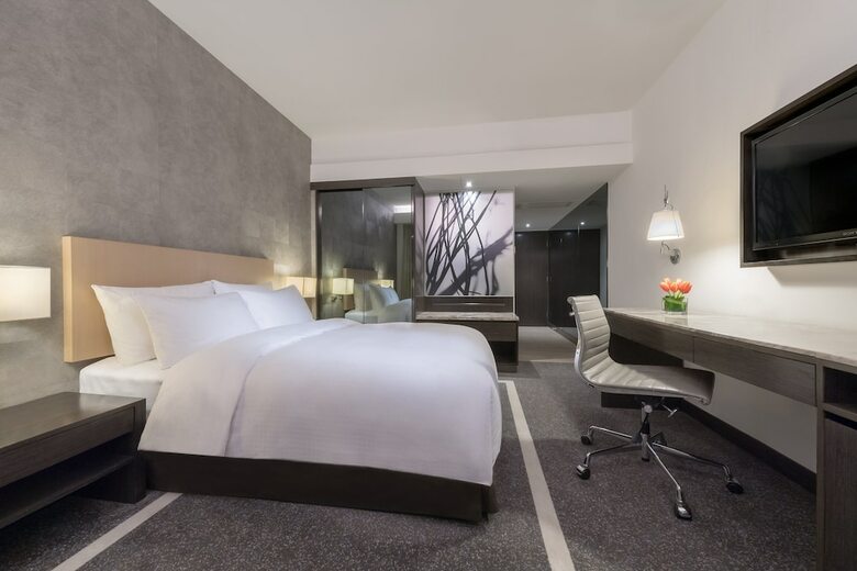 Gateway, Marco Polo Hotel