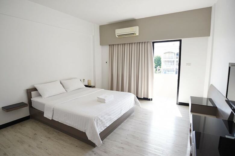 Hi-season Hotel