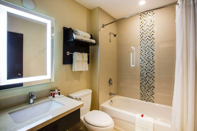 Hotel Ramada By Wyndham Jacksons Point