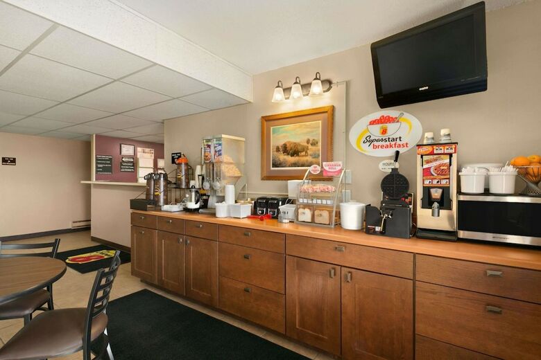 Hotel Super 8 By Wyndham Redfield