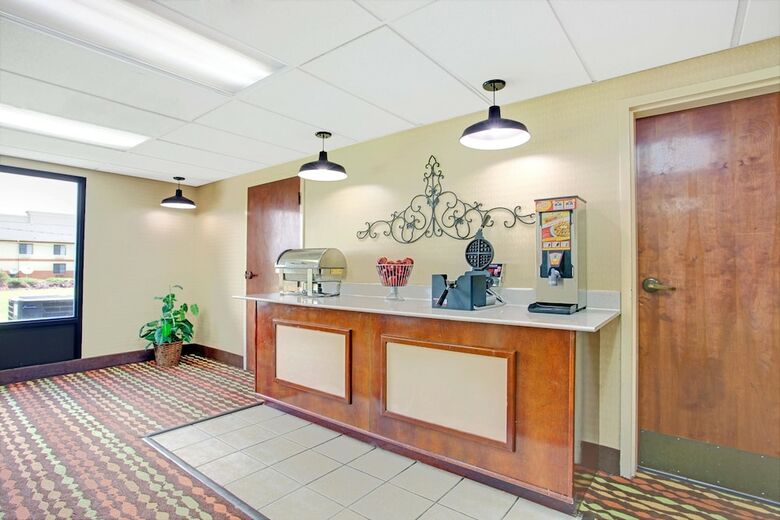Hotel Super 8 By Wyndham Canton