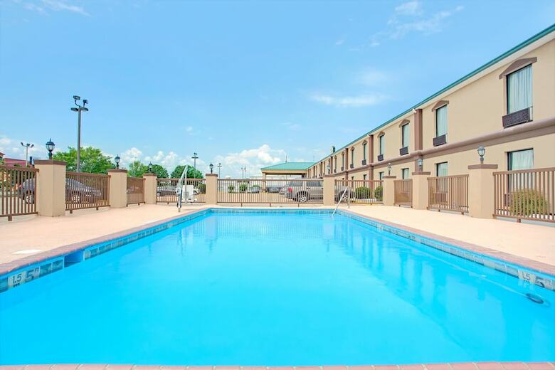 Hotel Super 8 By Wyndham Canton