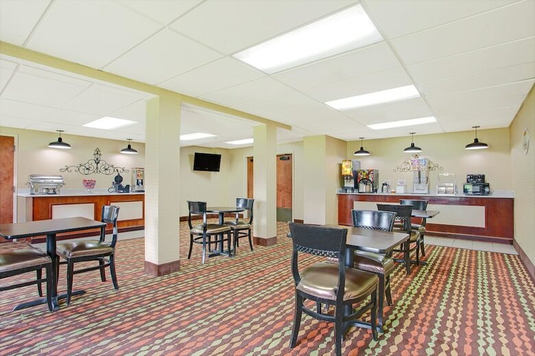 Hotel Super 8 By Wyndham Canton