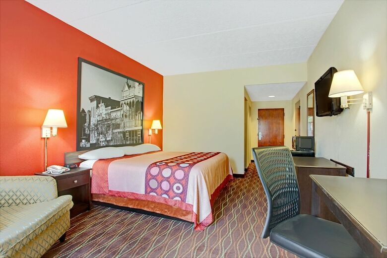 Hotel Super 8 By Wyndham Canton