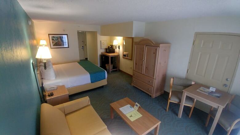Tropical Winds Oceanfront Hotel