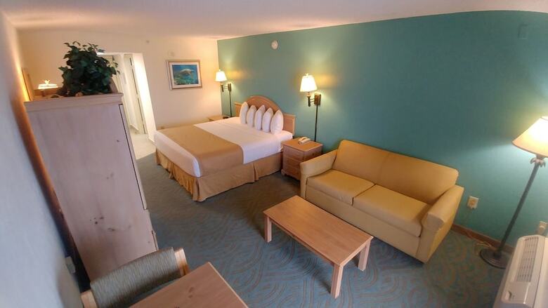 Tropical Winds Oceanfront Hotel