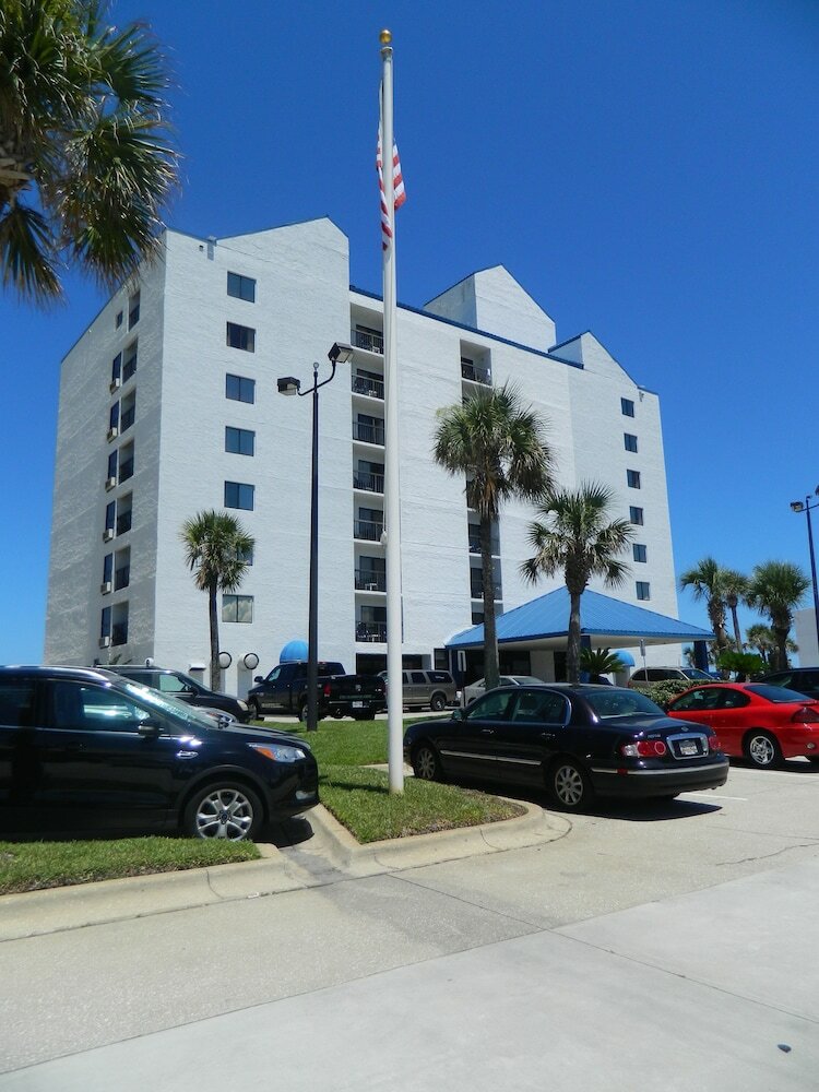 Tropical Winds Oceanfront Hotel