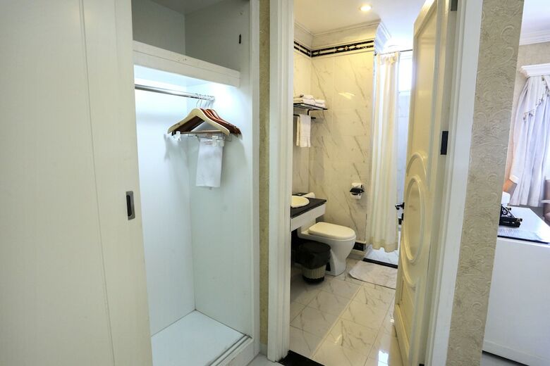 Seventeen Saloon Hotel