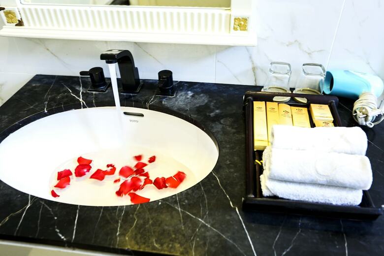 Seventeen Saloon Hotel