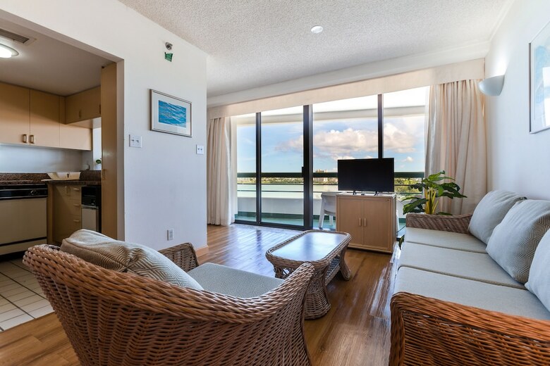 Hotel Alupang Beach Tower