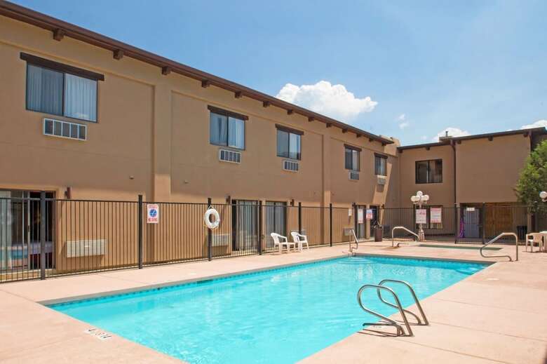 Hotel Sagebrush Inn & Suites