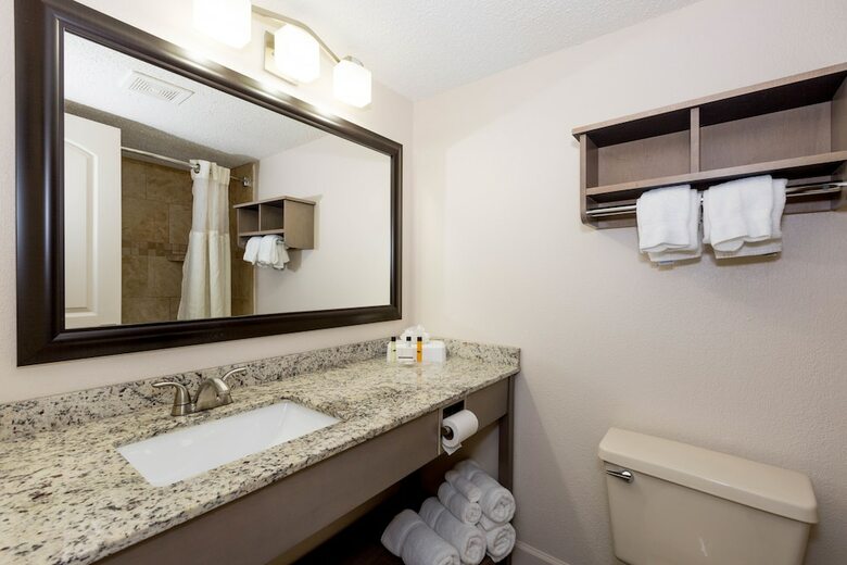 Hotel Carolinian Beach Resort By Oceana Resorts