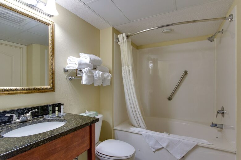 Hotel Carolinian Beach Resort By Oceana Resorts