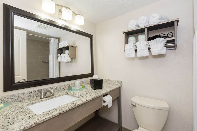 Hotel Carolinian Beach Resort By Oceana Resorts