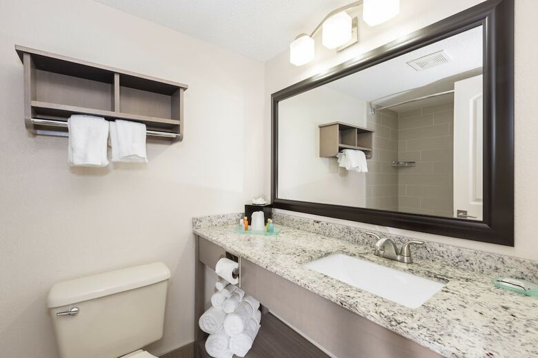 Hotel Carolinian Beach Resort By Oceana Resorts